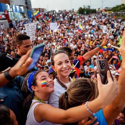 La líder de la oposición venezolana, María Corina Machado, posa en el centro de la imagen, durante un acto de campaña el 10 de julio en el municipio de Puerto La Cruz.