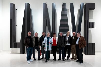 De izquierda a derecha, Luis Gozález, Daniel Nebot, Eduardo Albors, Marisa Gallén, la directora del IVAM, Nuria Enguita, Nacho Lavernia y Sandra Figuerola, Luis Lavernia y Carlos Bento, ayer en el museo. 
