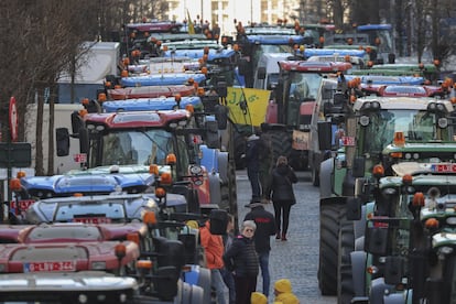 Tractores bloquean una calle en el centro de Bruselas durante la protesta, este jueves.