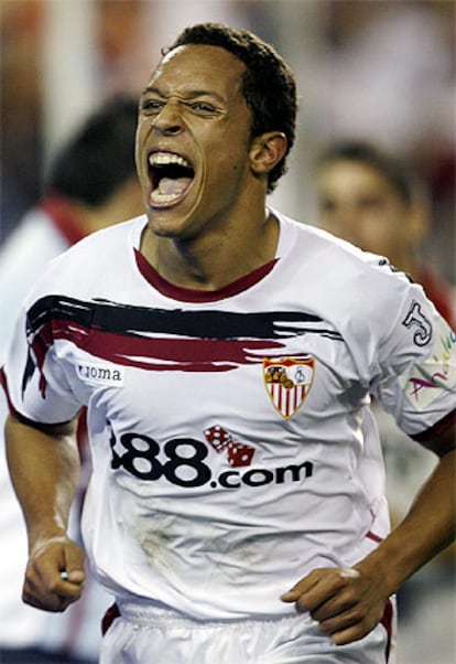 El brasileño Adriano celebra su gol ante Osasuna en el estadio Ramón Sanchez Pizjuán de Sevilla.