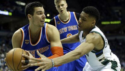 Willy Hernangómez con Antetokounmpo.