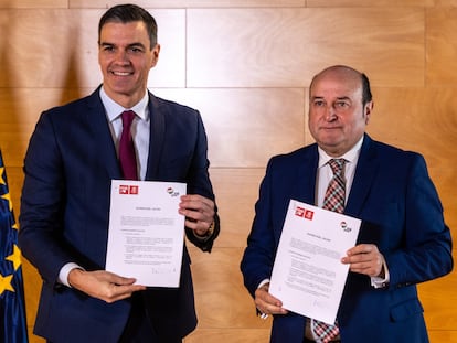 El presidente Pedro Sánchez y el presidente del PNV, Andoni Ortuzar, en la firma del acuerdo de investidura en noviembre de 2023.