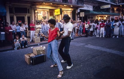 Una pareja baila en Bourbon Street, en Nueva Orleans, en los ochenta, en una fotografía de Francisco Ontañón.