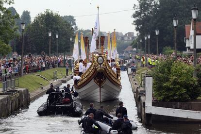 'Gloriana' navega por el Támesis desde Hampton Court a City Hall.