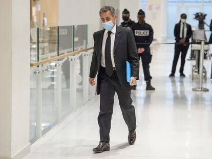 El expresidente francés Nicolas Sarkozy llega el lunes al tribunal que le juzga por supuesta corrupción y tráfico de influencias, en París.