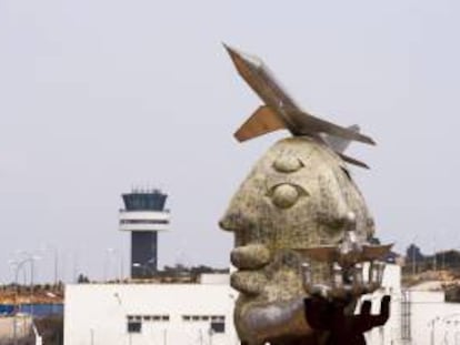 El aeropuerto de Castellón cumplirá el próximo martes tres años desde que se inauguró, sin que todavía ningún avión haya pasado por su única pista y sin una fecha concreta para su puesta en funcionamiento.