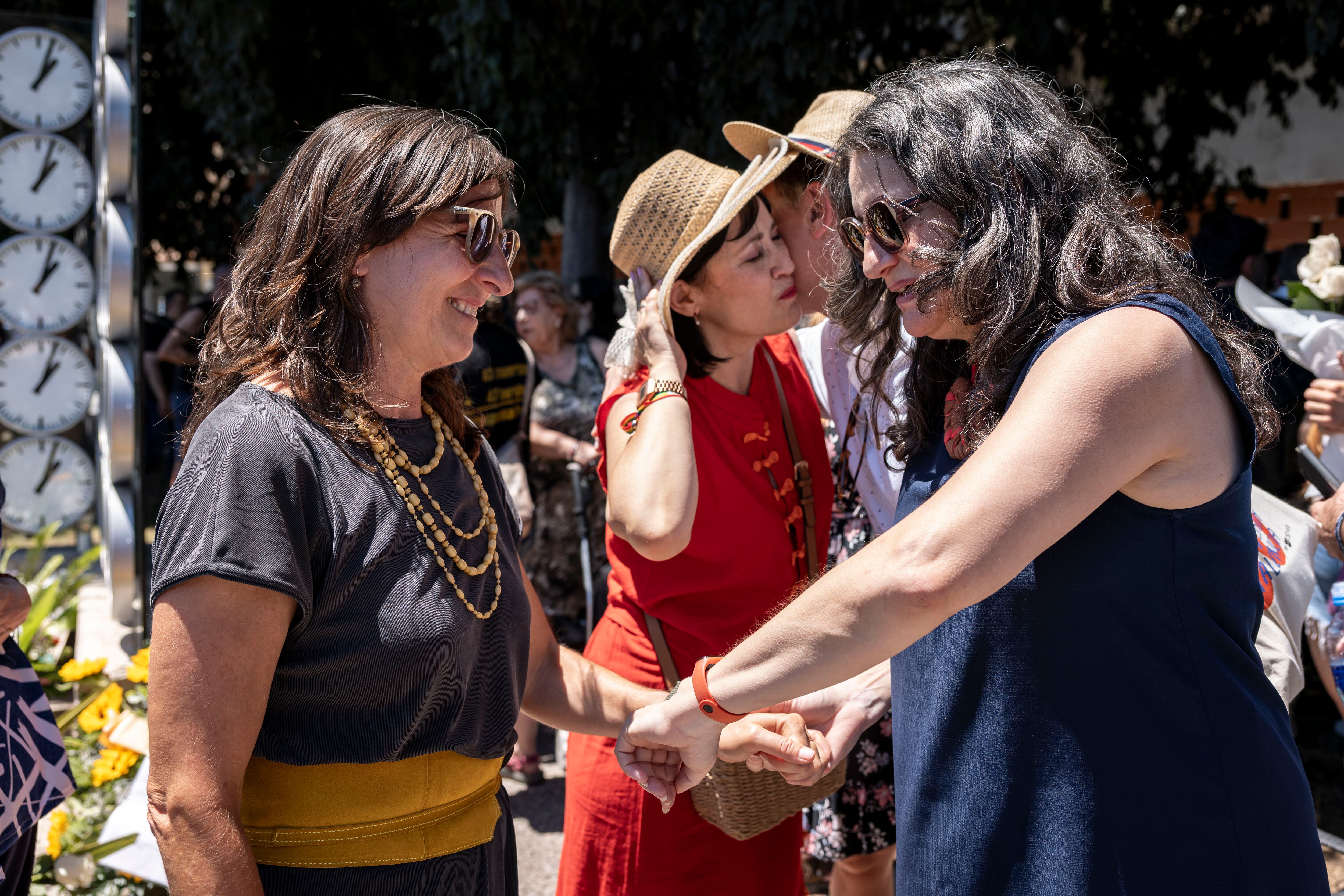 La exvicepresidenta del Consell Mónica Oltra (a la izquierda) abraza a una de las presidentas de la Asociación de Víctimas del Metro del 3 de julio (AVM3J), Beatriz Garrote (a la izquierda).