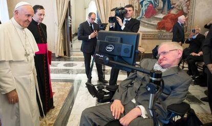 Stephen Hawking, junto al papa Francisco en El Vaticano en 2016.