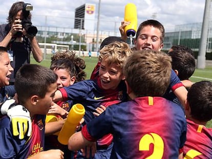 Benjamines del Barça celebran una victoria en las instalaciones de La Masia.