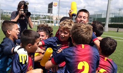 Benjamines del Barça celebran una victoria en las instalaciones de La Masia.