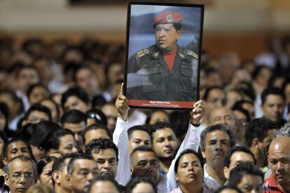 En Managua (Nicaragua), se han concentrado un centenar de personas para rendir homenaje al presidente venezolano.