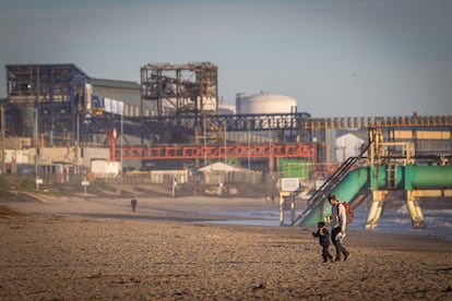 Un padre y su hija caminan por la playa de Las Ventanas, en la región de Valparaíso, durante una alerta sanitaria en junio de 2023.