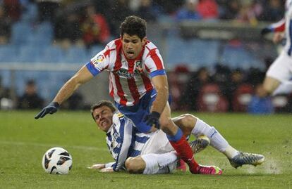 Héctor Moreno comete penalti sobre Diego Costa