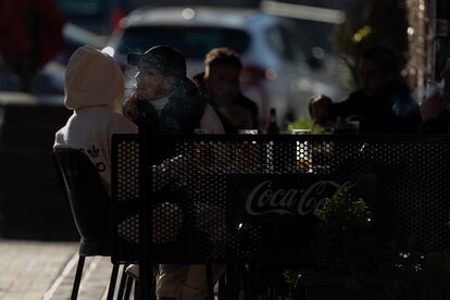 Una persona, fumando en una terraza en Madrid.