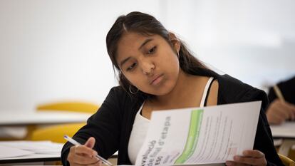 Una alumna del instituto escuela Antaviana de Barcelona, durante la prueba de final de etapa de la ESO, este martes.