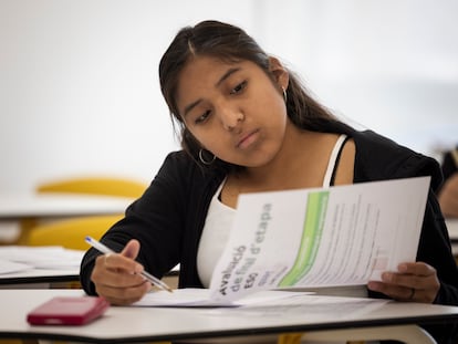 Una alumna del instituto escuela Antaviana de Barcelona, durante la prueba de final de etapa de la ESO, este martes.