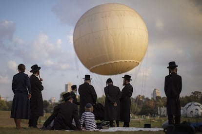 Judíos ultraortodoxos pasan el día en un parque en Tel Aviv (Israel).