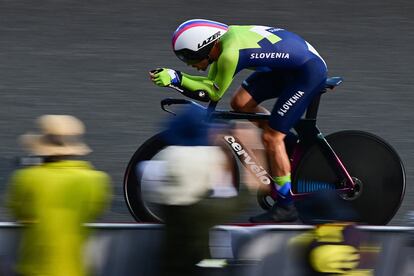 El ciclista esloveno Primoz Roglic se convirtió en campeón olímpico de ciclismo contrarreloj al imponerse en el circuito internacional de Fuji, por delante del neerlandés Tom Dumoulin, medalla de plata, y el australiano Rohan Dennis, bronce.