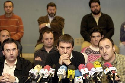 Arnaldo Otegi, entre Karmelo Landa y Floren Aoiz, dos de los que el fiscal pide procesar, en un acto en 2002.