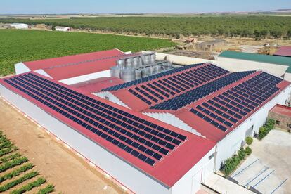 Vista aérea del tejado cubierto de paneles solares en la bodega Copaboca, en Tordesillas (Valladolid).