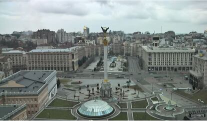 Plaza de la Independencia de Kiev, en una imagen en conexión en directo desde la webcam del canal de YouTube de El País.