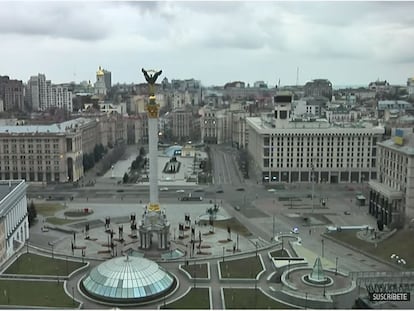 Plaza de la Independencia de Kiev, en una imagen en conexión en directo desde la webcam del canal de YouTube de El País.