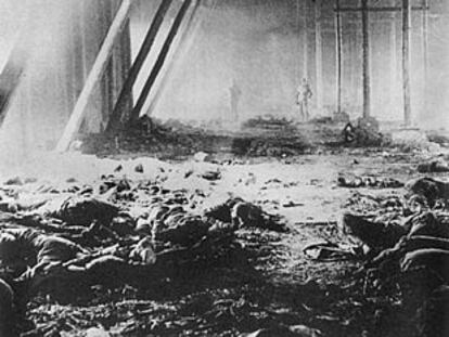Los soldados americanos, al fondo de la imagen, descubren los restos de los prisioneros de un campo de concentración que fueron encerrados y quemados en un granero en 1945 en Gardelegen, imagen del libro <b></b><i>No sólo Hitler.</i>