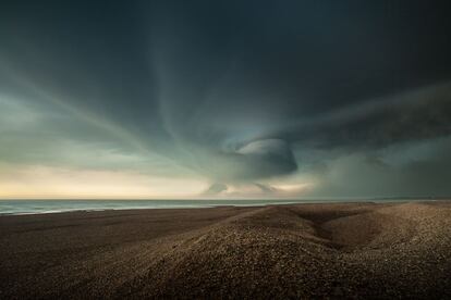 O fotógrafo ia para casa, na costa de Suffolk (Reino Unido), quando observou um céu negro e nuvens incríveis, e os imortalizou.