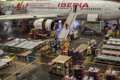 Vista panorámica parcial del hangar 6 de Iberia en La Muñoza, donde el Buenos Aires pasa la revisión de los seis años.