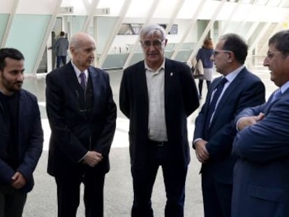 El presidente del CVC, Santiago Grisol&iacute;a, tercero por la derecha, junto a miembros del Consell, el alcalde de Valencia e investigadores.