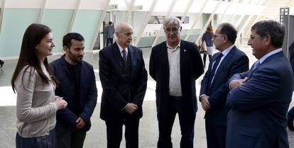 El presidente del CVC, Santiago Grisol&iacute;a, tercero por la derecha, junto a miembros del Consell, el alcalde de Valencia e investigadores.