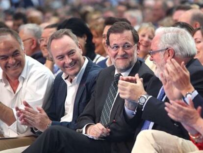 El presidente del Gobierno, Mariano Rajoy, entre Arias Ca&ntilde;ete y Alberto Fabra en el mitin de Valencia.