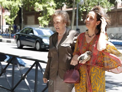 Teresa Rivero y una de sus hijas, camino de la boda de su nieta María Ruiz Mateos Fernández Durán en Madrid en mayo de este año.