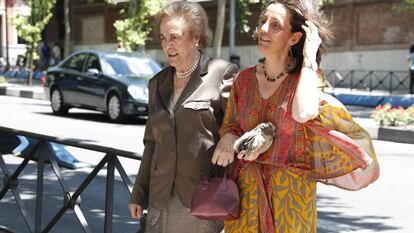 Teresa Rivero y una de sus hijas, camino de la boda de su nieta María Ruiz Mateos Fernández Durán en Madrid en mayo de este año.