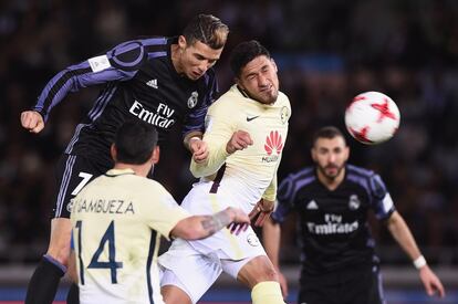 Cristiano Ronaldo (arriba), del Real Madrid, golpea el balón de cabeza.