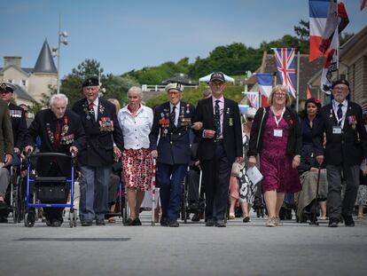 Los veteranos Albert Keir (segundo por la izquierda), Stan Ford (tercero por la izquierda), Alec Penstone (en el centro) y Alan Kennett (a la derecha) llegan al desfile del Día D, este jueves en Arromanches (Normandía).