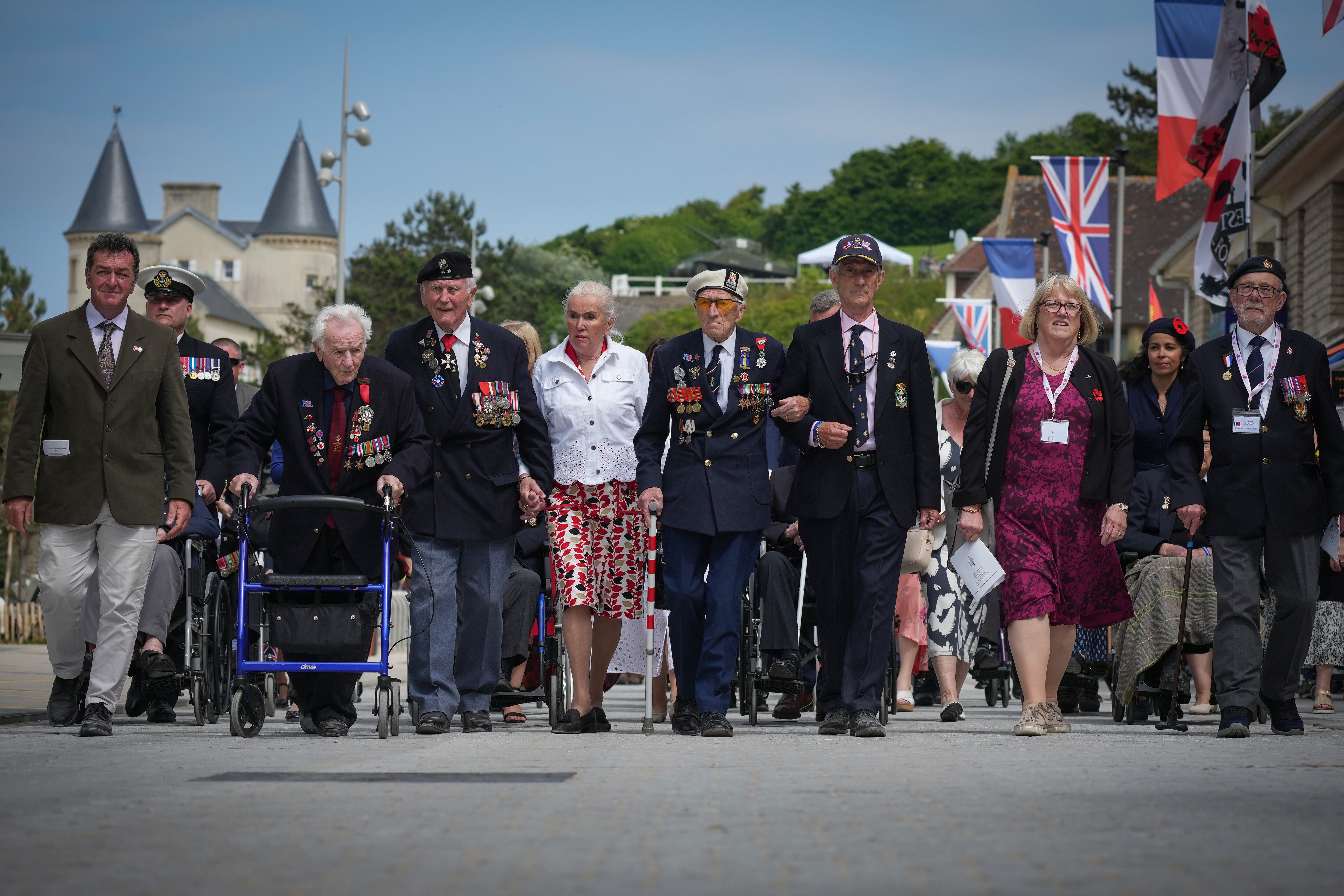 Los veteranos Albert Keir (segundo por la izquierda), Stan Ford (tercero por la izquierda), Alec Penstone (en el centro) y Alan Kennett (a la derecha) llegan al desfile del Día D, este jueves en Arromanches (Normandía).