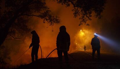 Bomberios en Vilarinho, Portugal, en octubre de 2017 