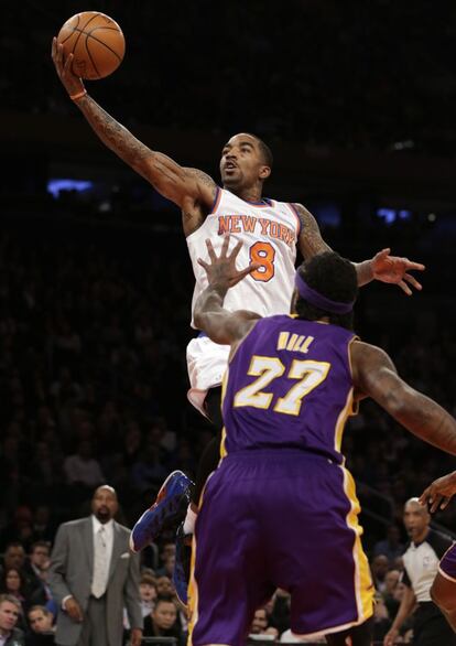 J.R. Smith, de New York Knicks, entra a canasta ante Jordan Hill, de los Lakers