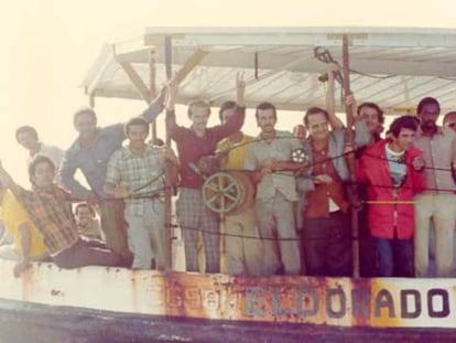 Um barco de refugiados cubanos chega à Flórida em 1980.