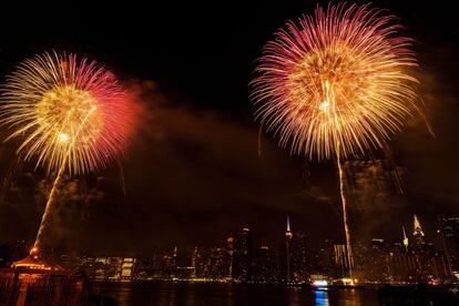 Casi todas las ciudades de Estados Unidos festejan el Día de la Independencia con fuegos artificiales, pero es difícil contemplar una exhibición pirotécnica mejor que la de Nueva York, con los rascacielos de Manhattan de fondo (social.macys.com/fireworks). El gran evento del 4 de julio suele tener lugar sobre el East River, de modo que los habitantes de Brooklyn, Queens y el East Side de Manhattan disfrutan de las mejores vistas. Conviene llegar bastante antes del atardecer para conseguir un buen sitio.