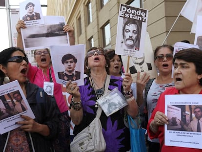 Familiares de desaparecidos na ditadura chilena fazem protesto no último 22 de março. 