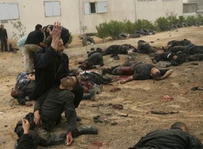 Cadáveres de policías palestinos de Hamás yacen en el suelo tras el masivo bombardeo israelí de la ciudad de Gaza.