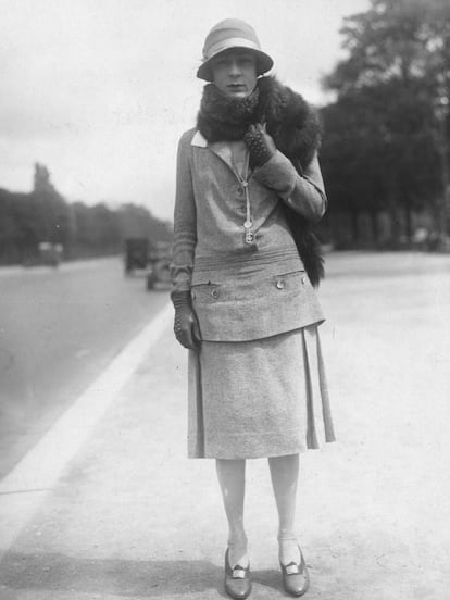 Y entre tanto vestido de flapper, trajes de lana combinados con estolas de piel.