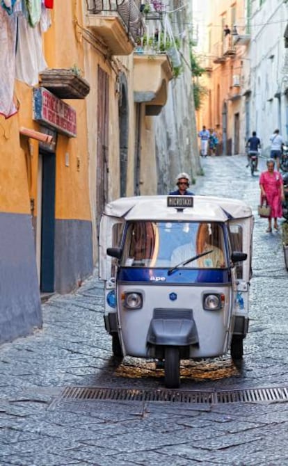 Un microtaxi por una de las calles de Procida.