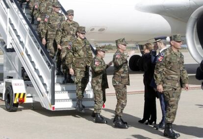 La ministra de Defensa, Carme Chacón, y el JEMAD, José Julio Rodríguez Fernández, reciben en la base aérea de Torrejón de Ardoz a las últimas tropas españolas que han abandonado Bosnia.