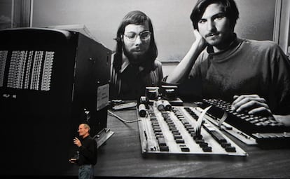 Steve Jobs durante una conferencia en San Francisco bajo una imagen de sí mismo junto a Steve Wozniak, cofundador de Apple. 