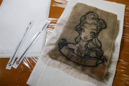 Un dibujo sobre piel de cerdo en una clase en el centro de formación de tatuajes ArtCampus, en Madrid.