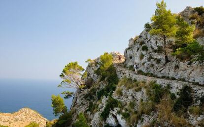 Senderistas en el cabo Pinar, en Mallorca.