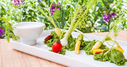 Cous cous de espinacas y rúcula y mini verduras.